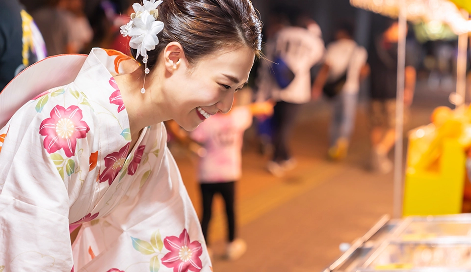 夜店を楽しむ浴衣の女性の写真　浴衣の着付け受付中　長浜市 美容室 アールリッシュ